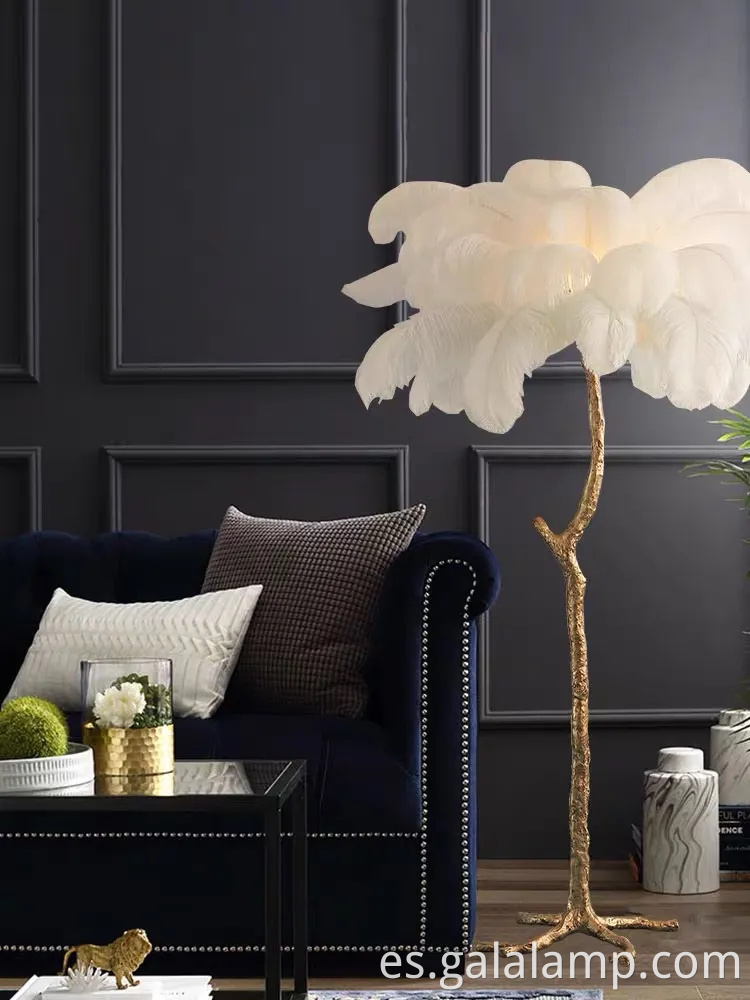 Lámpara de piso de palmera moderna elegante con plumas de cobre